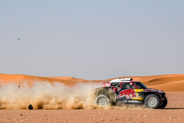 305 Sainz Carlos (esp), Cruz Lucas (esp), Mini John Cooper Works Buggy, Bahrain JCW X-Raid Team, Car, action, puncture during Stage 9 of the Dakar 2020 between Wadi Al-Dawasir and Haradh, 891 km - SS 415 km, in Saudi Arabia, on January 14, 2020. PHOTO | AFP