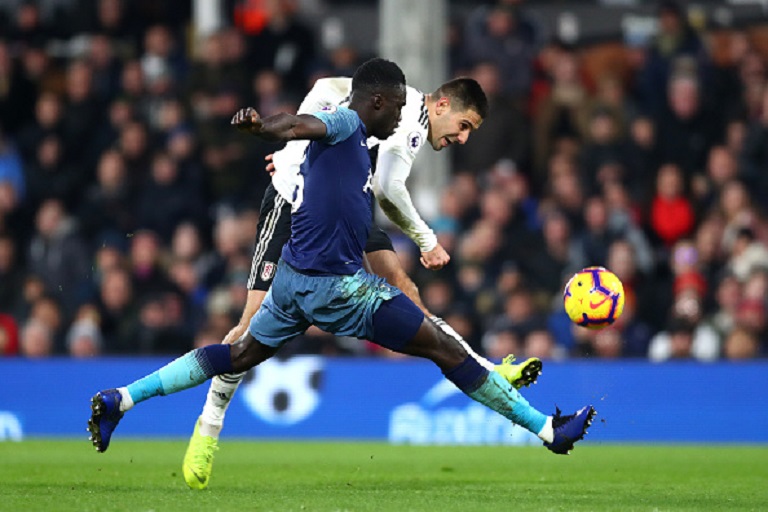   Aleksandar Mitrovic of Fulham shoots under pressure from Davidson Sanchez of Tottenham during the Premier League match between Fulham FC and Tottenham Hotspur at Craven Cottage on January 20, 2019 in London, United Kingdom.PHOTO/GETTY IMAGES