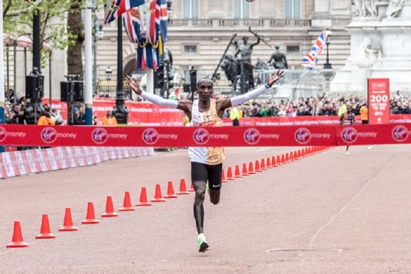  Eliud Kipchoge crosses the finishing line 1st and new course record during the 2019 Virgin Money London Marathon on April 28, 2019 London, England. PHOTO/ GETTY IMAGES