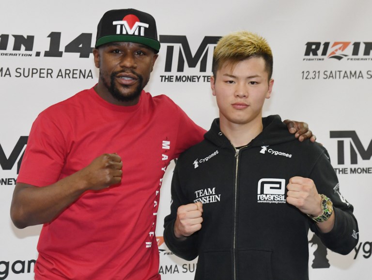  Floyd Mayweather Jr. (L) and Tenshin Nasukawa pose during a news conference at the Mayweather Boxing Club on December 6, 2018 in Las Vegas, Nevada.PHOTO/AFP