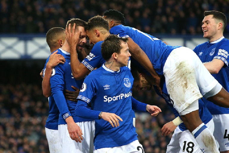  Gylfi Sigurdsson of Everton celebrates after scoring his sides second goal with teammates during the Premier League match between Everton FC and Chelsea FC at Goodison Park on March 17, 2019 in Liverpool, United Kingdom.PHOTO/ GETTY IMAGES