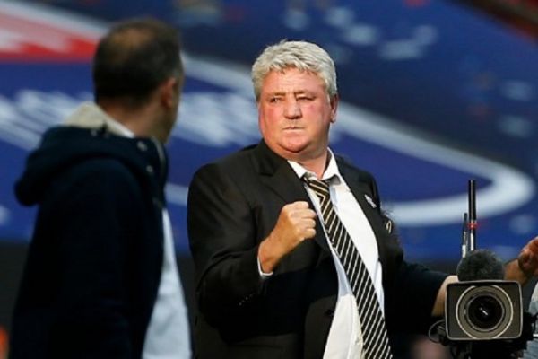  In this file photo taken on May 28, 2016 Hull City's English manager Steve Bruce (R) reacts during the English Championship play-off final football match between Hull City and Sheffield Wednesday at Wembley Stadium. Premier League club Newcastle United have announced that Steve Bruce is their new head coach.PHOTO/ AFP