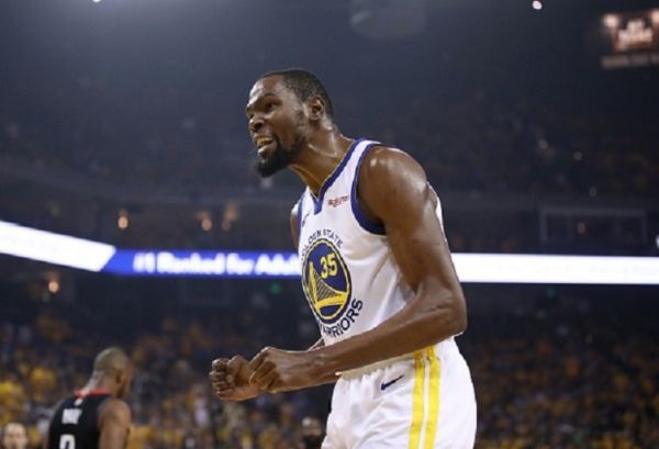  Kevin Durant #35 of the Golden State Warriors reacts during their game against the Houston Rockets in Game Five of the Western Conference Semifinals of the 2019 NBA Playoffs at ORACLE Arena on May 08, 2019 in Oakland, California. PHOTO/ GETTY IMAGES