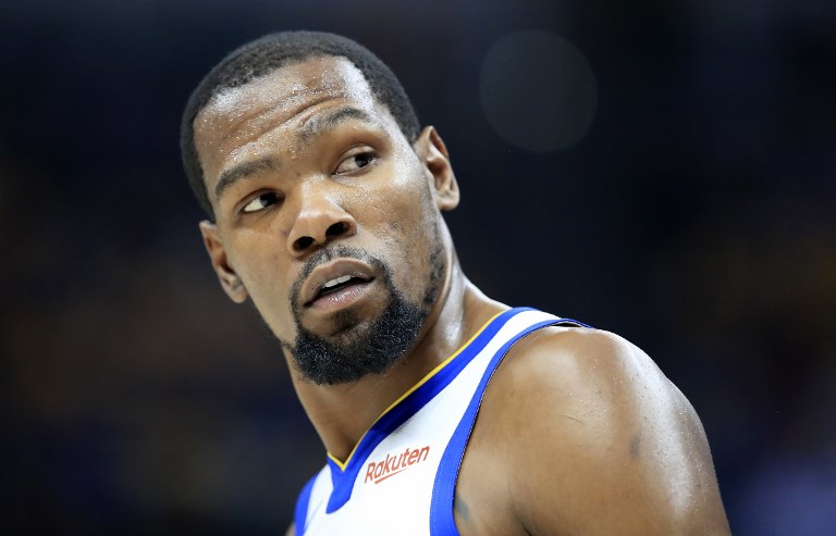  Kevin Durant of the Golden State Warriors watches the action against the Indiana Pacers at Bankers Life Fieldhouse on January 28, 2019 in Indianapolis, Indiana. PHOTO/AFP