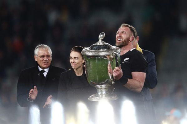 Kieran Read of the All Blacks lifts the Bledisloe Cup after winning The Rugby Championship and Bledisloe Cup Test match between the New Zealand All Blacks and the Australian Wallabies at Eden Park on August 17, 2019 in Auckland, New Zealand. PHOTO/ GETTY IMAGES
