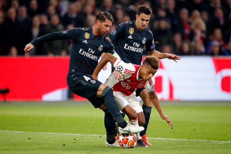 (L-R) Sergio Ramos of Real Madrid, David Neres of Ajax, Sergio Reguilon of Real Madrid during the UEFA Champions League match between Ajax v Real Madrid at the Johan Cruijff Arena on February 13, 2019 in Amsterdam Netherlands.PHOTO/GETTY IMAGES