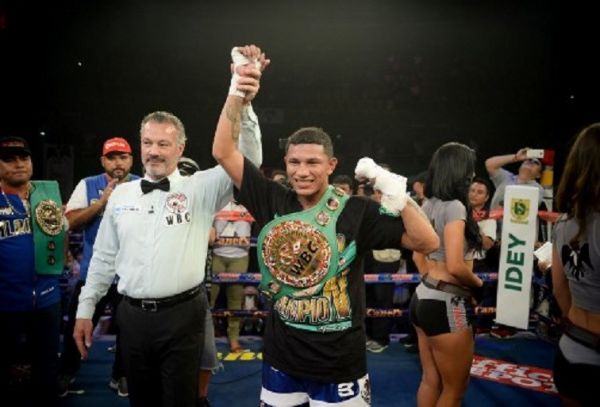  Mexico's Miguel Angel Berchelt (R) celebrates his win over Argentinas´ Jonathan Victor Barros (out of frame) in their WBC world super featherweight title boxing bout in Merida, Yucatan state, Mexico, on June 23, 2018. PHOTO/AFP