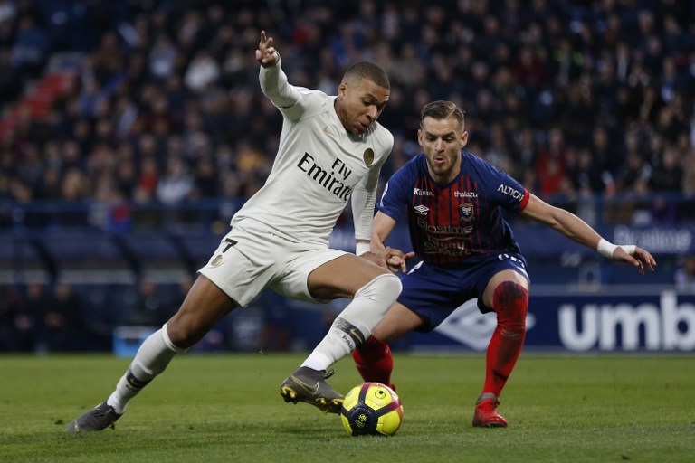  Paris Saint-Germain's French forward Kylian Mbappe (L) vies for the ball with Caen's French defender Jonathan Gradit during the French L1 football match between Caen (SMC) and Paris Saint-Germain (PSG) at the Michel d'Ornano Satdium in Caen, northwestern France, on March 2, 2019.PHOTO/AFP