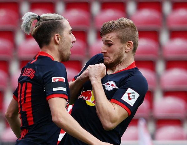  Rhineland-Palatinate, Mainz: Football: Bundesliga, FSV Mainz 05 - RB Leipzig, 27th day of play, in the Opel Arena. Timo Werner (r) of Leipzig cheers after his goal for 0:4 with Kevin Kampl. PHOTO | AFP