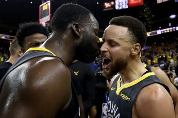  Stephen Curry #30 and Draymond Green #23 of the Golden State Warriors celebrate after defeating the Portland Trail Blazers 114-111 in game two of the NBA Western Conference Finals at ORACLE Arena on May 16, 2019 in Oakland, California. PHOTO/ AFP