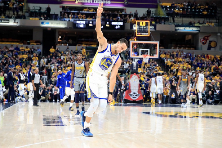 Stephen Curry #30 of the Golden State Warriors celebrates after making a basket to end the first half against the Indiana Pacers at Bankers Life Fieldhouse on January 28, 2019 in Indianapolis, Indiana. PHOTO/GETTY IMAGES