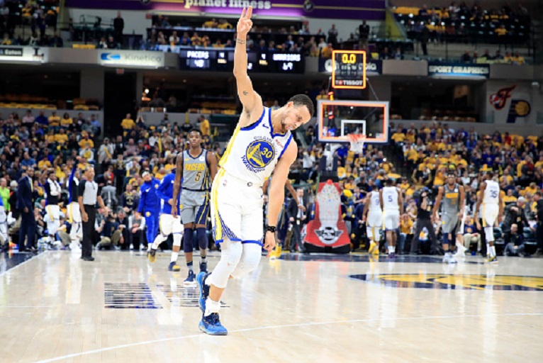  Stephen Curry #30 of the Golden State Warriors celebrates after making a basket to end the first half against the Indiana Pacers at Bankers Life Fieldhouse on January 28, 2019 in Indianapolis, Indiana. PHOTO/GETTY IMAGES