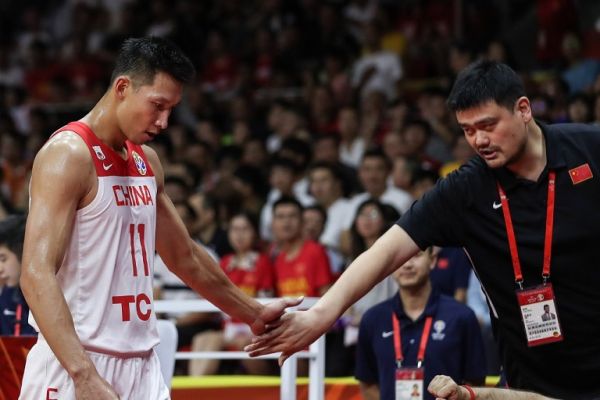  Yao Ming (R), chairman of the Chinese Basketball Association, claps hands with Yi Jianlian of China during the group M match between China and Nigeria at the 2019 FIBA World Cup in Guangzhou, south China's Guangdong Province, Sept. 8, 2019. PHOTO | AFP