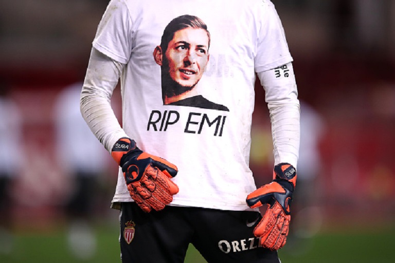 A detailed view as the Monaco players warm up in shirts paying tribute to Emiliano Sala during the Ligue 1 match between AS Monaco and FC Nantes at Stade Louis II on February 16, 2019 in Monaco, Monaco.PHOTO/GETTY IMAGES