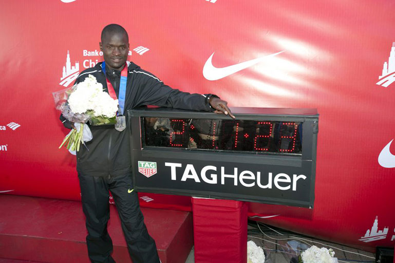 Abel Kirui poses with a clock showing his winning time at the 2016 Bank of America Chicago Marathon. PHOTO/Chicago Marathon