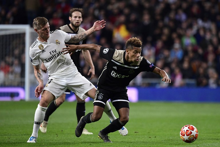 Ajax's Brazilian forward David Neres (R) vies for the ball with Real Madrid's German midfielder Toni Kroos during the UEFA Champions League round of 16 second leg football match between Real Madrid CF and Ajax at the Santiago Bernabeu stadium in Madrid on March 5, 2019. PHOTO/AFP