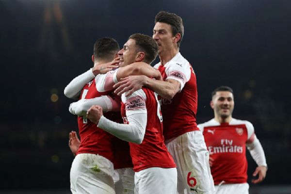 Alexandre Lacazette of Arsenal celebrates with teammates after scoring his sides first goal during the Premier League match between Arsenal FC and Chelsea FC at Emirates Stadium on January 19, 2019 in London, United Kingdom.PHOTO/GETTY IMAGES