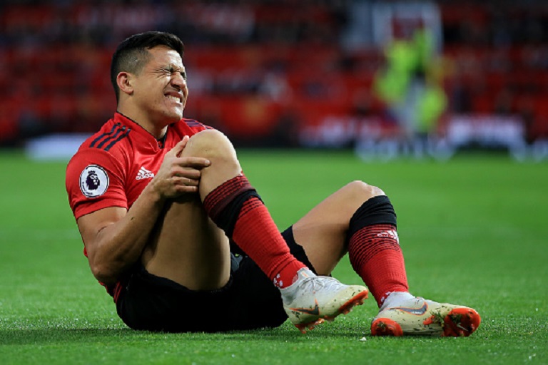 Alexis Sanchez of Man Utd looks to be in pain after sustaining an injury during the Premier League match between Manchester United and Southampton at Old Trafford on March 2, 2019 in Manchester, United Kingdom.PHOTO/ GETTY IMAGES