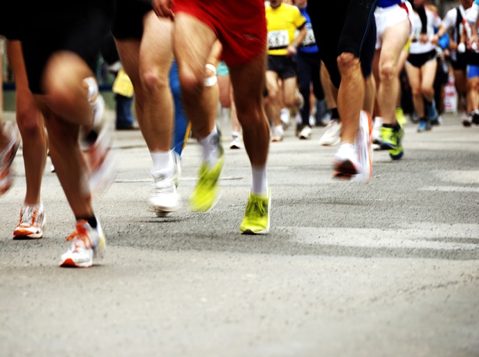 An image showing athletes legs during a marathon race.PHOTO/ WWW.CCPHYSIO.CO.NZ