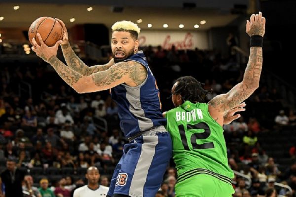 Andre Emmett #2 of 3's Company handles the ball while being guarded by Shannon Brown #12 of the Aliens in the first half during BIG3 - Week Seven at Fiserv Forum on August 04, 2019 in Milwaukee, Wisconsin. PHOTO/ GETTY IMAGES