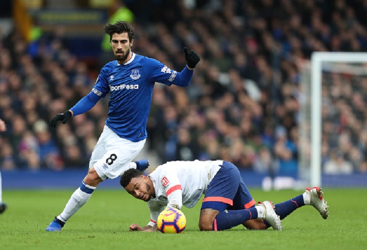 Andre Gomes of Everton and Josh King of Bournemouth during the Premier League match between Everton FC and AFC Bournemouth at Goodison Park on January 13, 2019 in Liverpool, United Kingdom. PHOTO/GettyImages