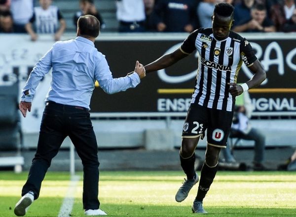 Angers' Tchadian forward Casimir Ninga (R) celebrates with Angers' French head coach Stephane Moulin (L) after scoring a goal during the French L1 Football match between SCO Angers and AS Saint-Etienne on September 22, 2019 at Raymond-Kopa Stadium in Angers, northwestern France. PHOTO | AFP