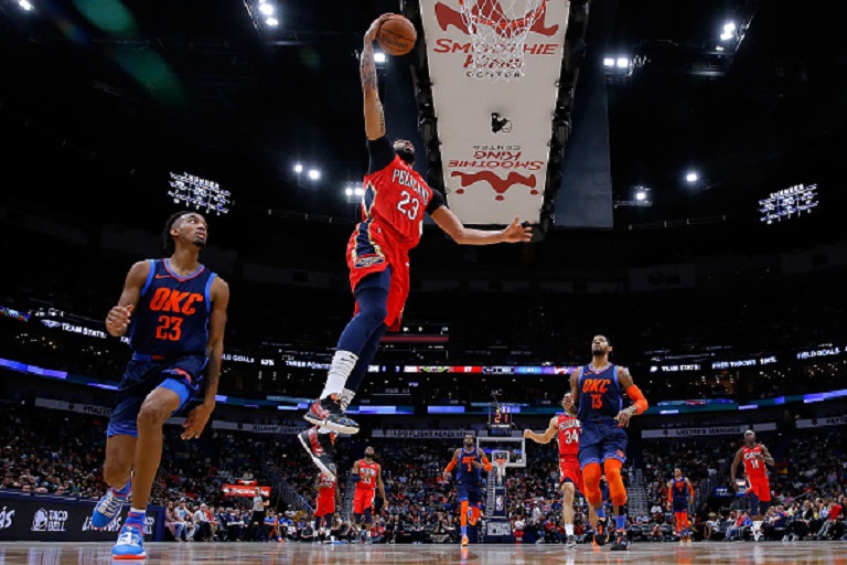 Anthony Davis #23 of the New Orleans Pelicans shoots past Terrance Ferguson #23 of the Oklahoma City Thunder during the first half at the Smoothie King Center on February 14, 2019 in New Orleans, Louisiana.PHOTO/GETTY IMAGES