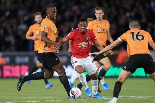 Anthony Martial of Man Utd battles with Willy Boly of Wolves (L) during the Premier League match between Wolverhampton Wanderers and Manchester United at Molineux on August 19, 2019 in Wolverhampton, United Kingdom.PHOTO/ GETTY IMAGES