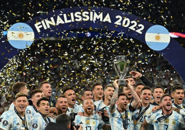 Argentina's striker Lionel Messi lifts the trophy as Argentina's players celebrate on the pitch after their victory in the 'Finalissima' International friendly football match between Italy and Argentina at Wembley Stadium in London on June 1, 2022. The Azzurri face the South American continental champions in the inaugural Finalissima at Wembley. PHOTO | AFP