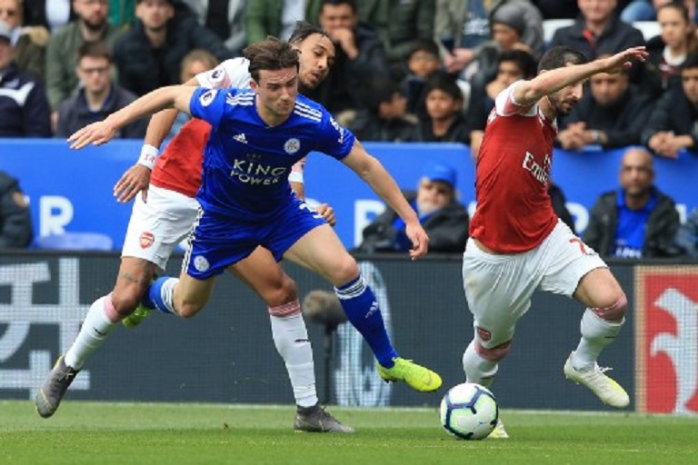 Arsenal's Gabonese striker Pierre-Emerick Aubameyang (L) and Arsenal's Armenian midfielder Henrikh Mkhitaryan (R) challenge Leicester City's English defender Ben Chilwell (C) during the English Premier League football match between Leicester City and Arsenal at King Power Stadium in Leicester, central England on April 28, 2019. PHOTO/AFP
