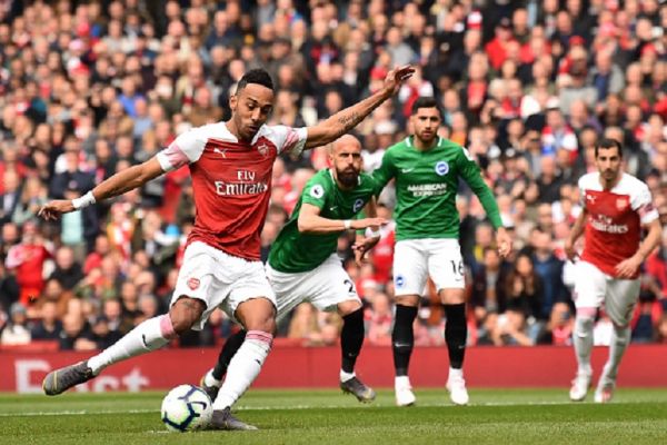 Arsenal's Gabonese striker Pierre-Emerick Aubameyang (L) shoots to score the opening goal from the penalty spot during the English Premier League football match between Arsenal and Brighton and Hove Albion at the Emirates Stadium in London on May 5, 2019. PHOTO/ GETTY IMAGES