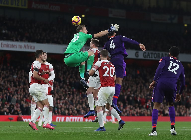 Arsenal's German goalkeeper Bernd Leno (C) jumps but misses the ball as Liverpool's Dutch defender Virgil van Dijk (2R) has an attempt on goal during the English Premier League football match between Arsenal and Liverpool at the Emirates Stadium in London on November 3, 2018.PHOTO/AFP