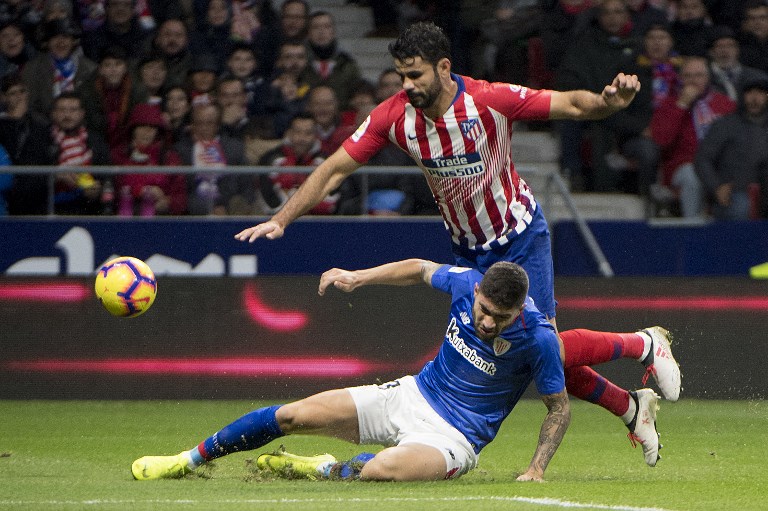 Athletic Bilbao's defender Unai Nunez Gestoso challenges Atletico Madrid's Spanish forward Diego Costa (R) during the Spanish league football match between Club Atletico de Madrid and Athletic Club Bilbao at the Wanda Metropolitano stadium in Madrid on November 10, 2018.PHOTO/ AFP