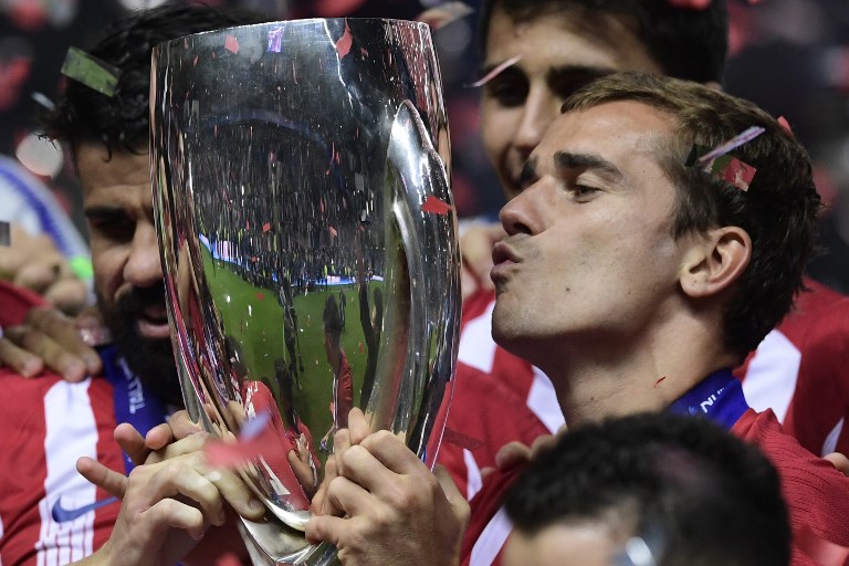 Atletico Madrid's French forward Antoine Griezmann kisses the trophy at the end of the UEFA Super Cup football match between Real Madrid and Atletico Madrid at the Lillekula Stadium in the Estonian capital Tallinn on August 15, 2018.PHOTO/ AFP