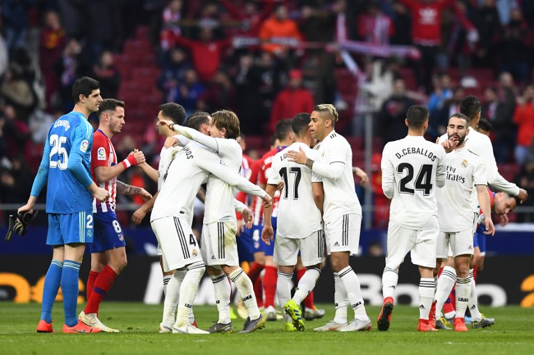 Atletico Madrid's players congratulate Real Madrid's players at the end of the Spanish league football match between Club Atletico de Madrid and Real Madrid CF at the Wanda Metropolitano stadium in Madrid on February 9, 2019. PHOTO/AFP