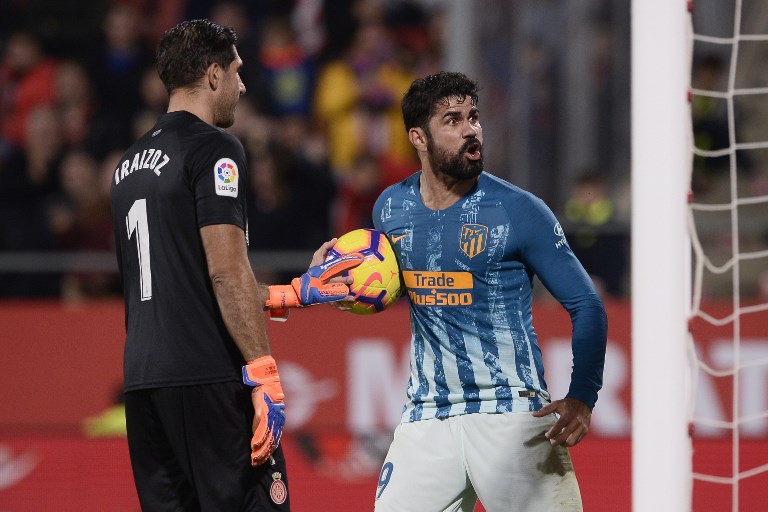 Atletico Madrid's Spanish forward Diego Costa celebrates next to Girona's Spanish goalkeeper Gorka Iraizoz (L) after scoring a goal during the Spanish league football match between Girona and Club Atletico de Madrid at the Montilivi stadium in Girona on December 2, 2018. PHOTO/AFP