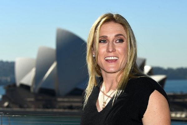 Australian Olympic hurdles champion Sally Pearson poses for pictures in front of the Opera House after a press conference in Sydney on August 6, 2019. PHOTO/ GETTY IMAGES