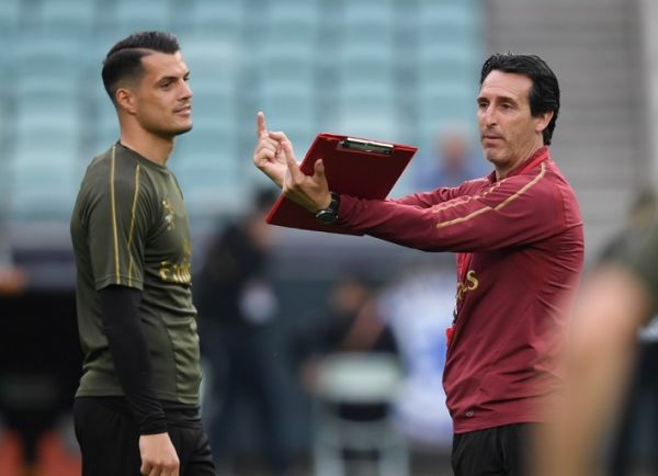Azerbaijan, Baku: Soccer: Europa League, before the final FC Chelsea - FC Arsenal. Granit Xhaka (l) and coach Unai Emery take part in the final training of FC Arsenal at the Olympic Stadium. PHOTO | AFP