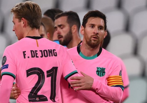 Barcelona's Argentine forward Lionel Messi (R) and de Barcelona's Dutch midfielder Frenkie De Jong congratulates after the UEFA Champions League Group G football match between Juventus and Barcelona on October 28, 2020 at the Juventus stadium in Turin. PHOTO \ AFP