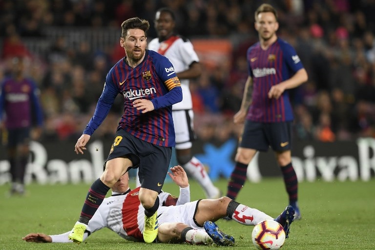 Barcelona's Argentinian forward Lionel Messi (L) vies for the ball with Rayo Vallecano's Spanish midfielder Santi Comesana during the Spanish league football match between FC Barcelona and Rayo Vallecano de Madrid at the Camp Nou stadium in Barcelona on March 9, 2019. PHOTO / AFP