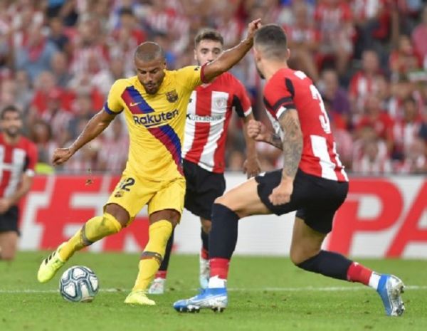 Barcelona's Brazilian midfielder Rafinha (L) vies with Athletic Bilbao's Spanish defender Unai Nunez (R) during the Spanish league football match between Athletic Club Bilbao and FC Barcelona at the San Mames stadium in Bilbao on August 16, 2019. PHOTO/ AFP