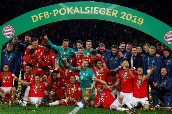 Bayern Munich players celebrate with the DFB Pokal trophy following their 3-0 victory over RB Leipzig on May 25, 2019. PHOTO/AFP