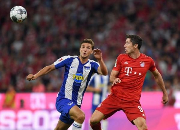 Bayern Munich's Polish striker Robert Lewandowski (R) and Hertha Berlin's German defender Niklas Stark vie for the ball during the German First division Bundesliga football match FC Bayern Munich v Hertha Berlin in Munich, southern Germany, on August 16, 2019.PHOTO/ AFP