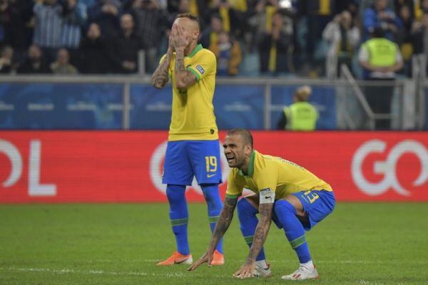 Brazil's Everton (L) and Dani Alves gesture during their Copa America football tournament quarter-final match against Paraguay at the Gremio Arena in Porto Alegre, Brazil, on June 27, 2019. PHOTO/AFP