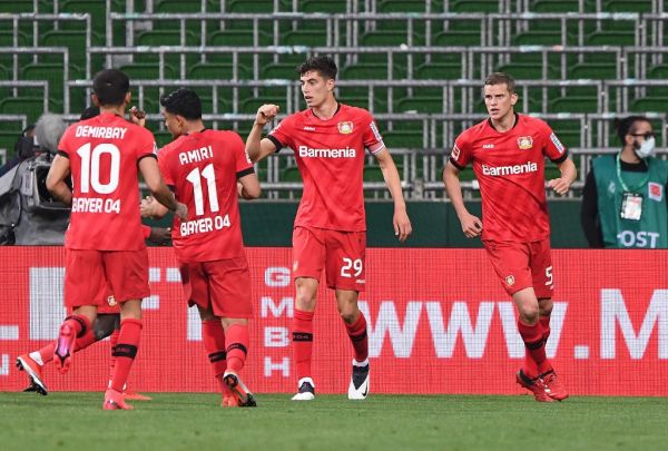 Bundesliga, season 19/20 2019/2020 26. matchday: Werder Bremen - Bayer Leverkusen jubilation after the 1: 2: goalschuetze Kai Havertz (Leverkusen) with Kerem Demirbay (Leverkusen) and Nadiem Amiri (Leverkusen). Right: Sven Bender (Leverkusen). PHOTO | AFP