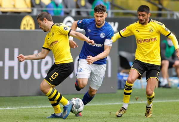 CALIGIURI, Schalke withte versus GUERREIRO, left and DAHOUD Sport: Soccer: 1. Bundesliga: Season 19/20: 26. matchday: Borussia Dortmund - FC Schalke 04, May 16, 2020. PHOTO | AFP