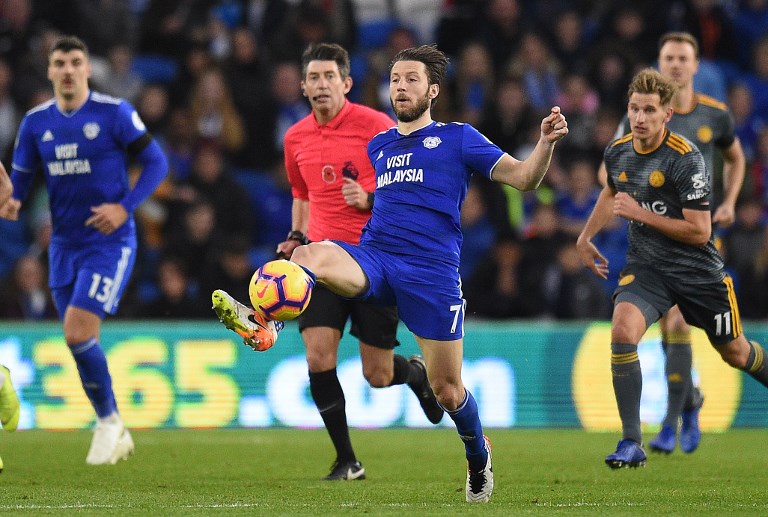 Cardiff City's English midfielder Harry Arter (C) controls the ball during the English Premier League football match between between Cardiff City and Leicester City at Cardiff City Stadium in Cardiff, south Wales on November 3, 2018.PHOTO/AFP