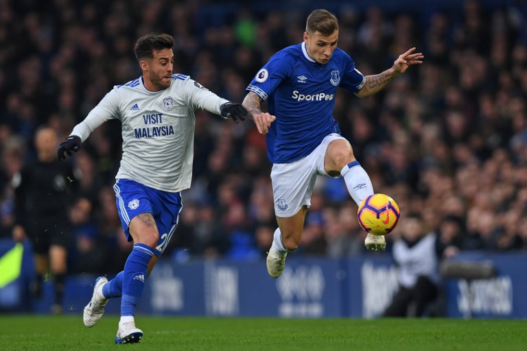 Cardiff City's Spanish midfielder Víctor Camarasa (L) vies with Everton's French defender Lucas Digne (R) during the English Premier League football match between Everton and Cardiff City at Goodison Park in Liverpool, north west England on November 24, 2018. PHOTO / AFP 