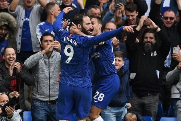Chelsea's Argentinian striker Gonzalo Higuain (L) celebrates scoring his team's third goal with Chelsea's Spanish defender Cesar Azpilicueta during the English Premier League football match between Chelsea and Watford at Stamford Bridge in London on May 5, 2019. PHOTO/AFP