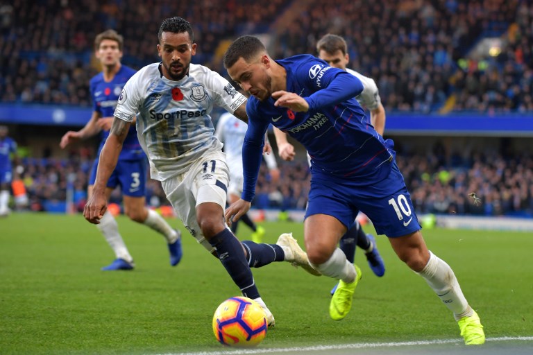 Chelsea's Belgian midfielder Eden Hazard (R) vies with Everton's English striker Theo Walcott (L) during the English Premier League football match between Chelsea and Everton at Stamford Bridge in London on November 11, 2018. 